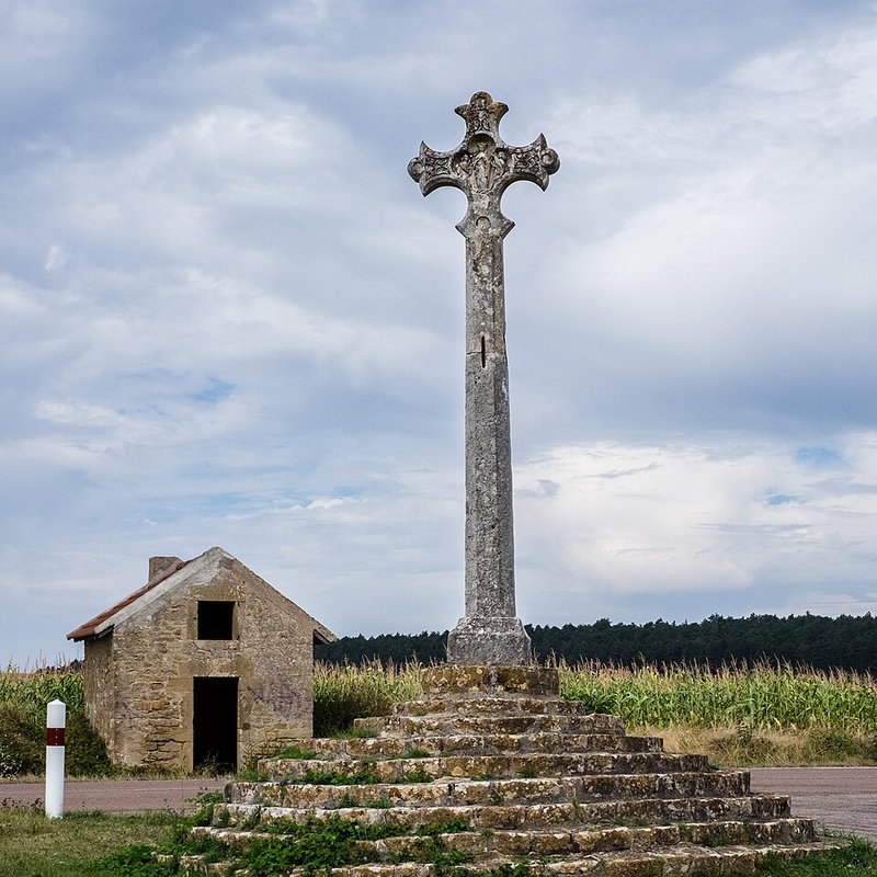 Croce della Montjoie a Tharoiseau, che dà il nome a La Croix Montjoie e al suo Bourgogne Pinot Noir